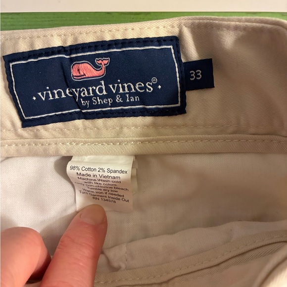Vineyard Vines Men’s Breaker Shorts- khaki shorts size waist 33, 9” length - Picture 5 of 10